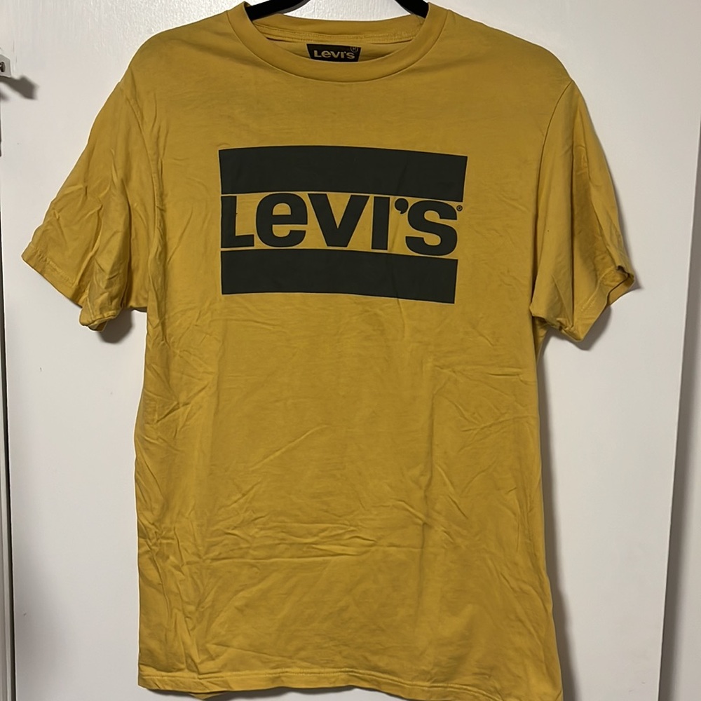 Men’s Levi’s t-shirt- size M